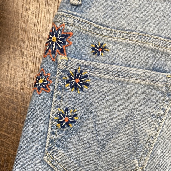 MOTHER THE INSIDER CROP STEP FRAY IN CRAFTY SIDE EMBROIDERED LIGHT WASH HI RISE - Picture 7 of 16